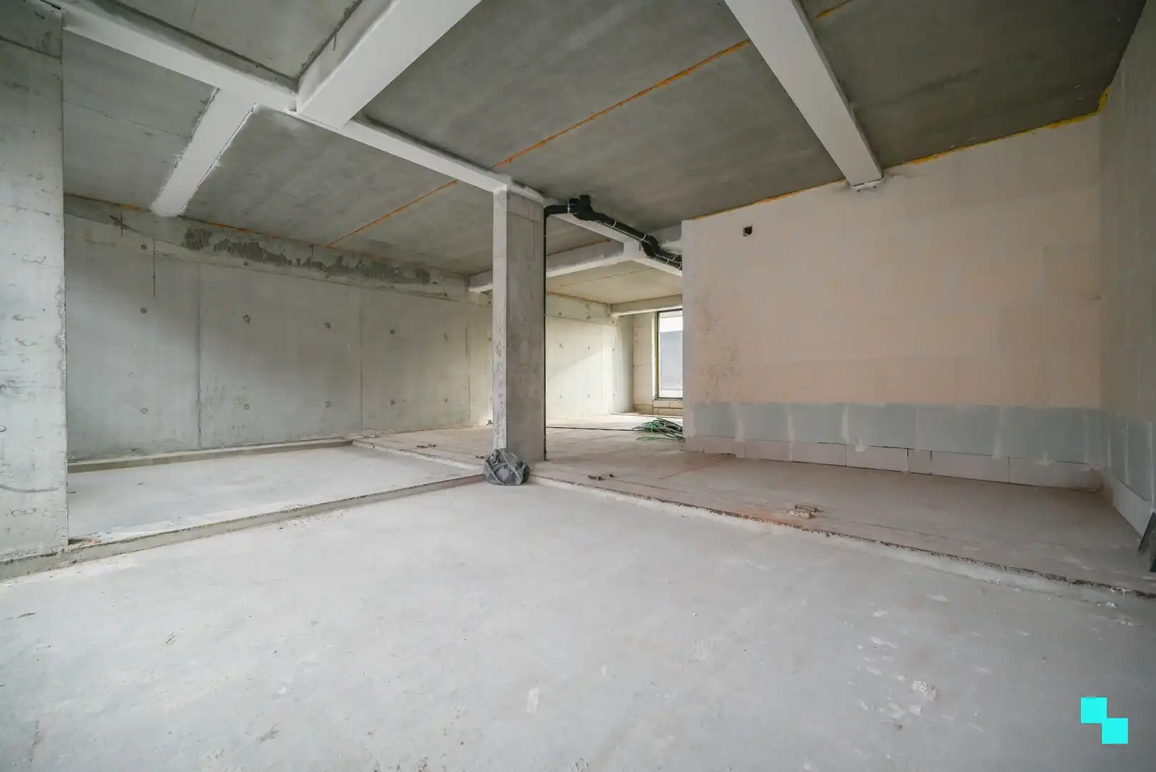 Centraal gelegen handelsruimte met ruime parkeermogelijkheid! foto 6