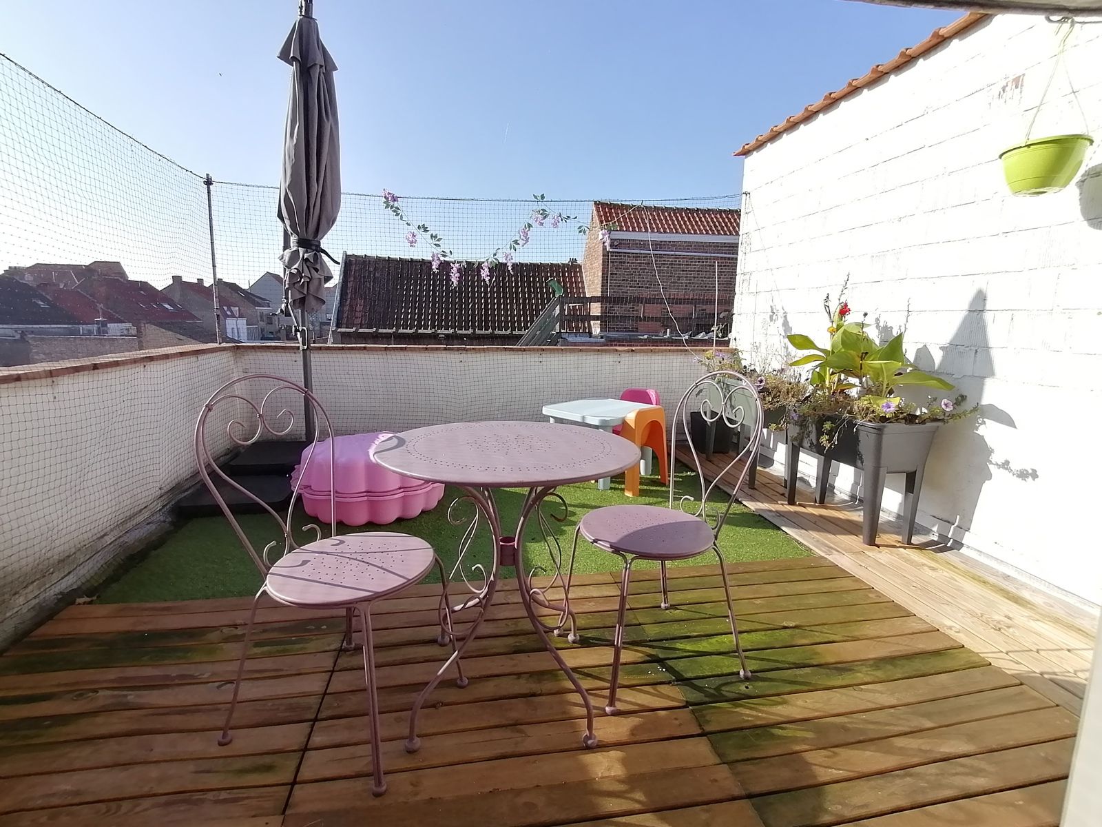 Gebouw bestaande uit handelspand - Woning en studio. foto {{pictureIndex}}