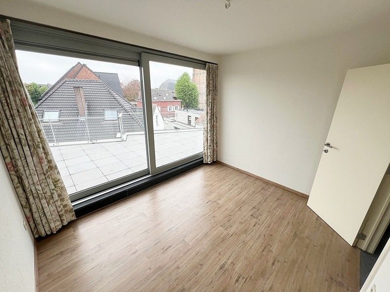 Ruim en luxueus appartement met 2,5 slaapkamers, 3 terrassen en 2 parkings in hartje Diepenbeek! foto 16