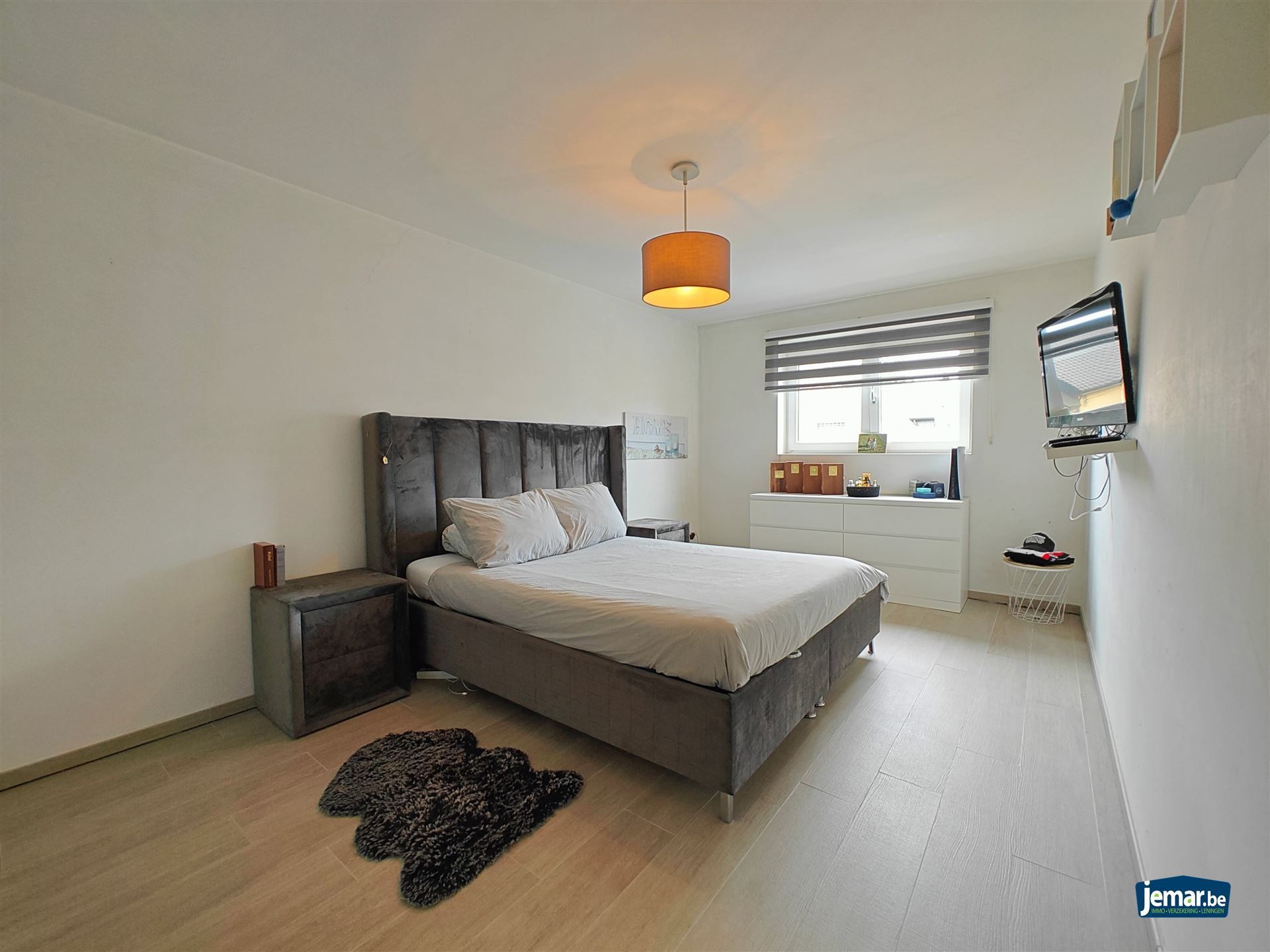 Woning met 5 slaapkamers, 2 badkamers en een grote garage foto 15