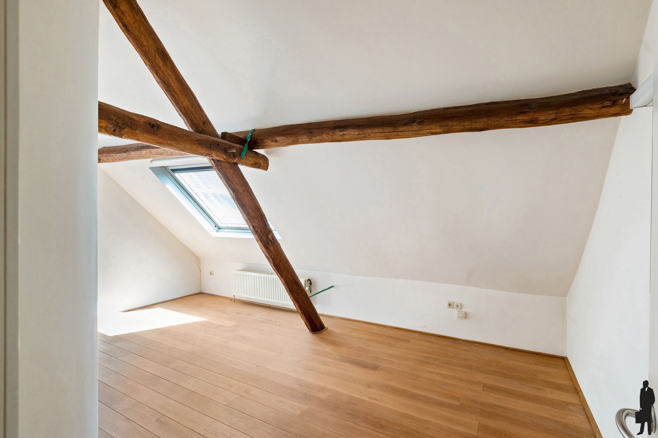 Unieke te renoveren hoevewoning met mooie parktuin foto 29