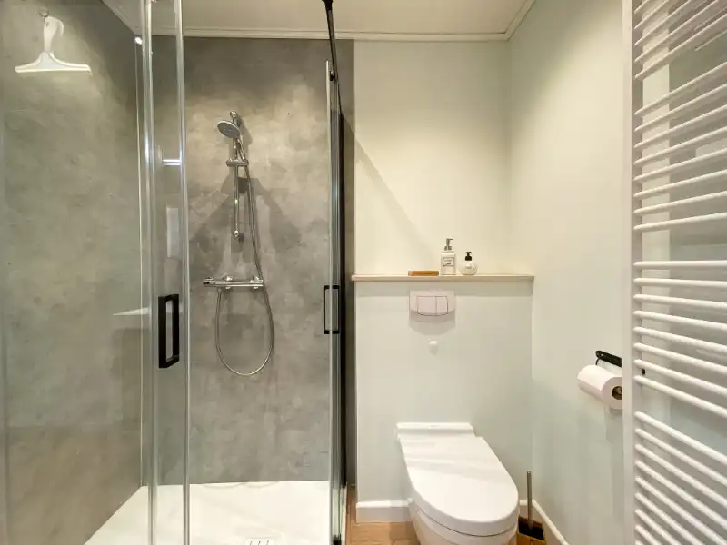 GERENOVEERD TWEE SLAAPKAMERAPPARTEMENT MET GARAGE TE HUUR foto 5