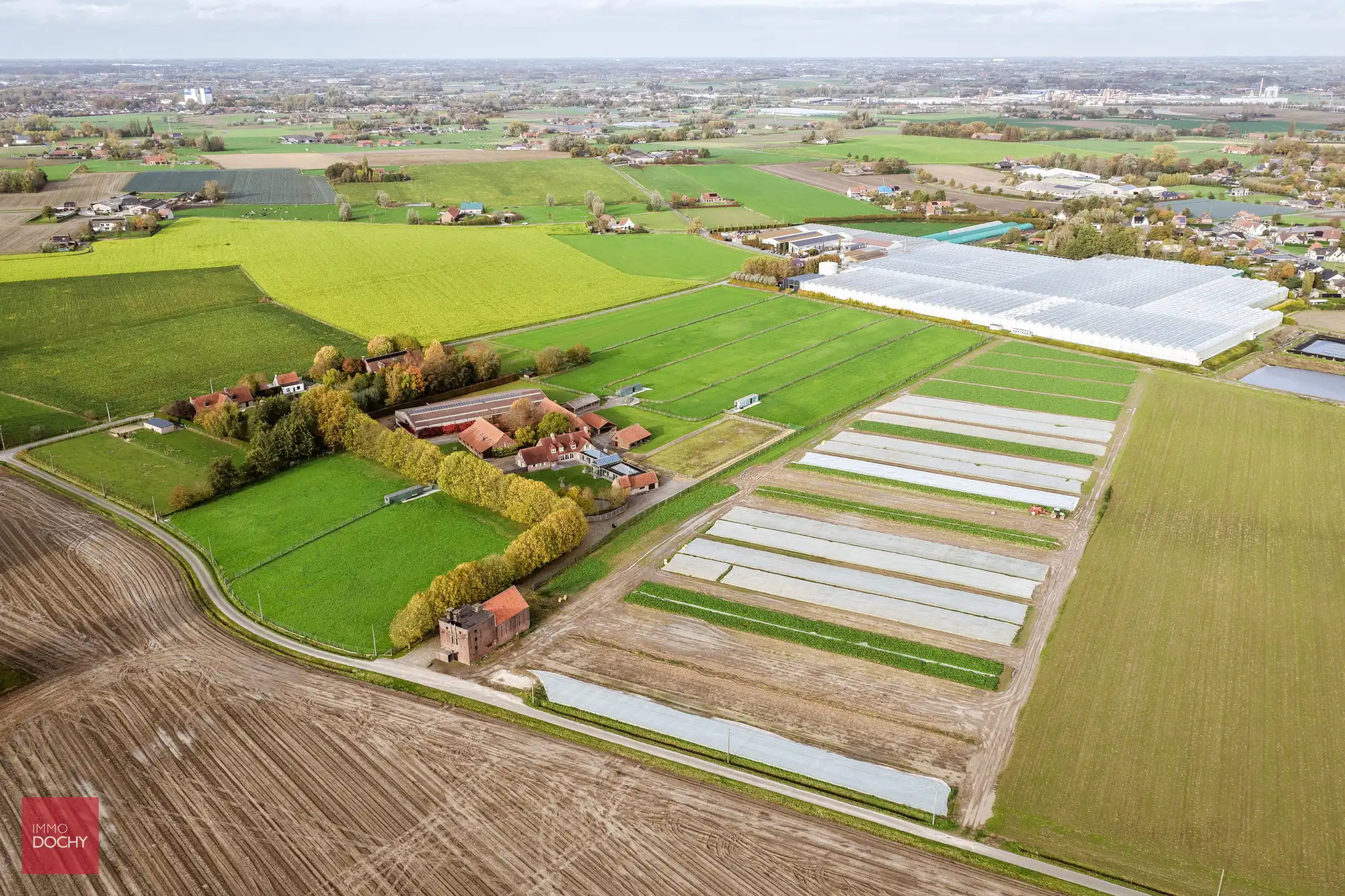 Vierkantshoeve met paardenaccommodatie op ca. 5,3ha foto 3