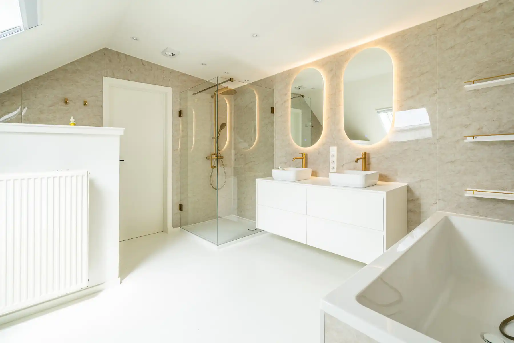Instapklare gerenoveerde woning met 4 slaapkamers, stijlvolle badkamer en gunstig EPC in het centrum van Gooreind-Wuustwezel. foto {{pictureIndex}}