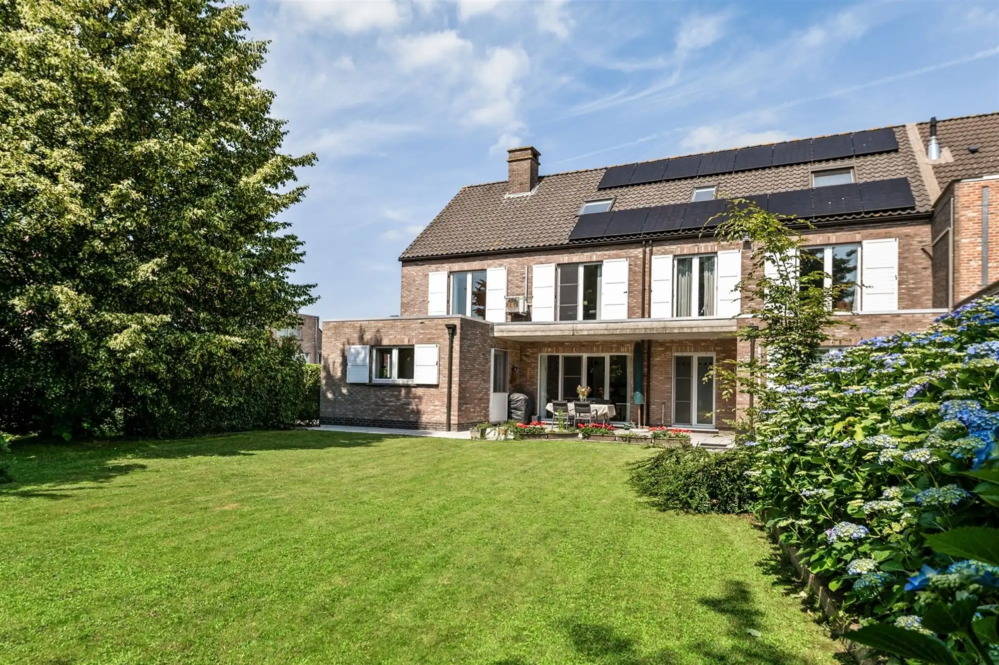 Veelzijdige eigendom met praktijkruimte in Berlaar foto {{pictureIndex}}