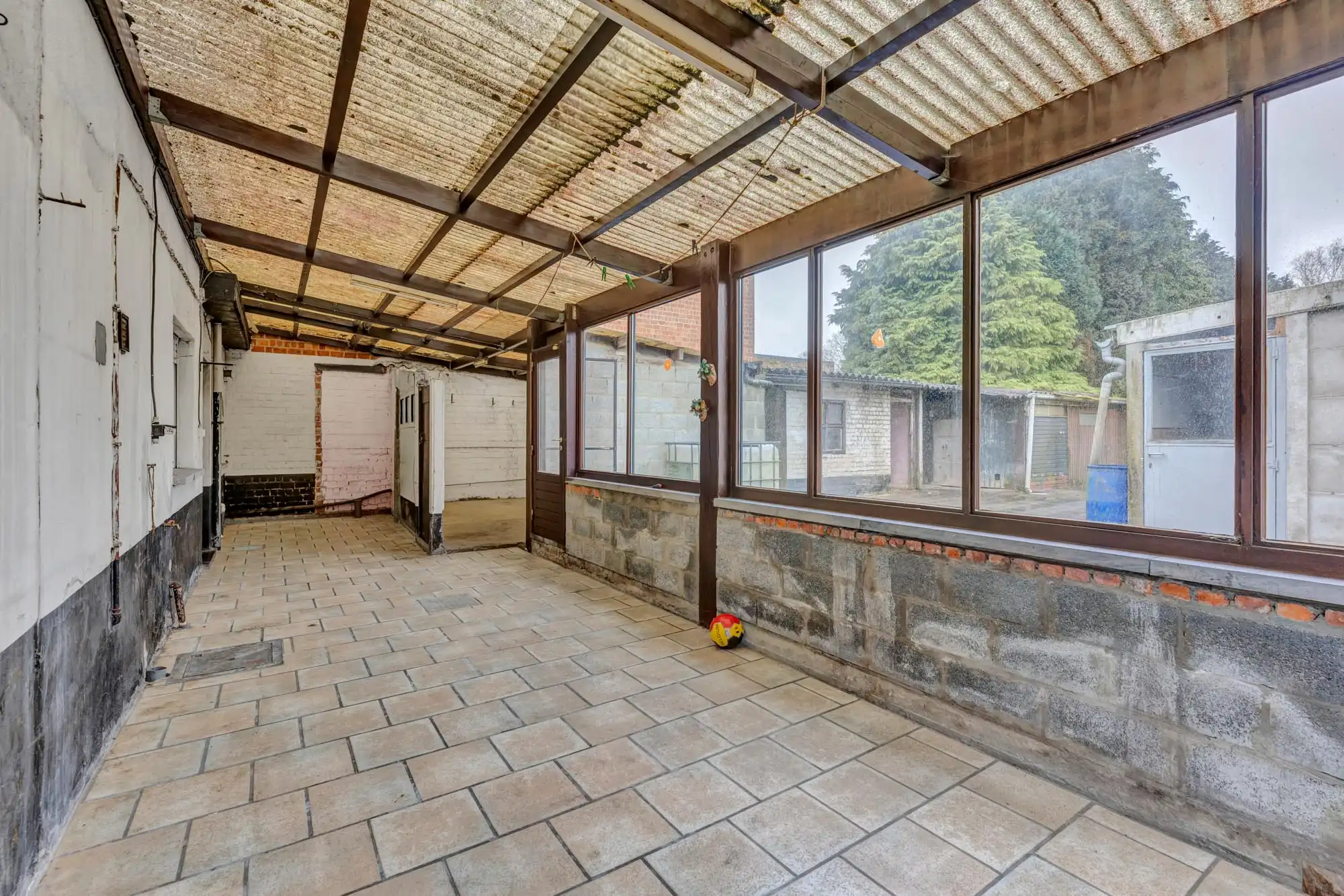 Ruime woning met veel potentieel en grote garage (80m²) foto 11