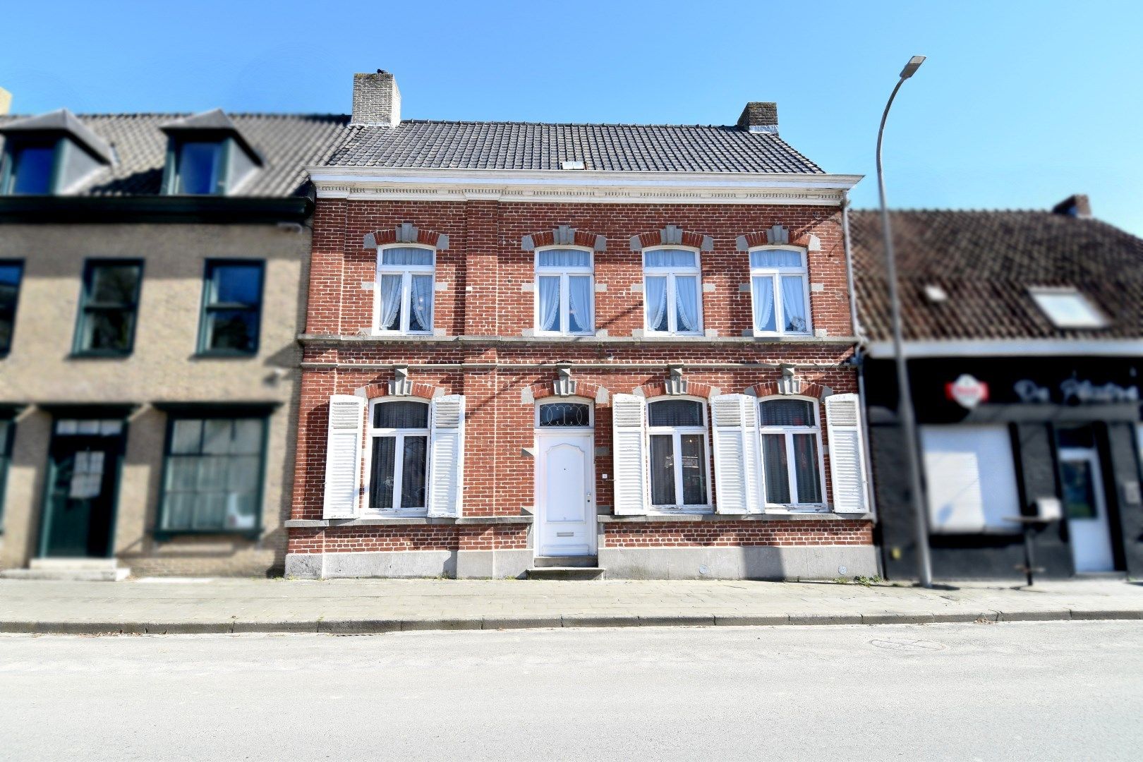 Karaktervolle burgerwoning met 3 slaapkamers, 2 garages en een mooi stukje tuin te koop in Rollegem foto 3