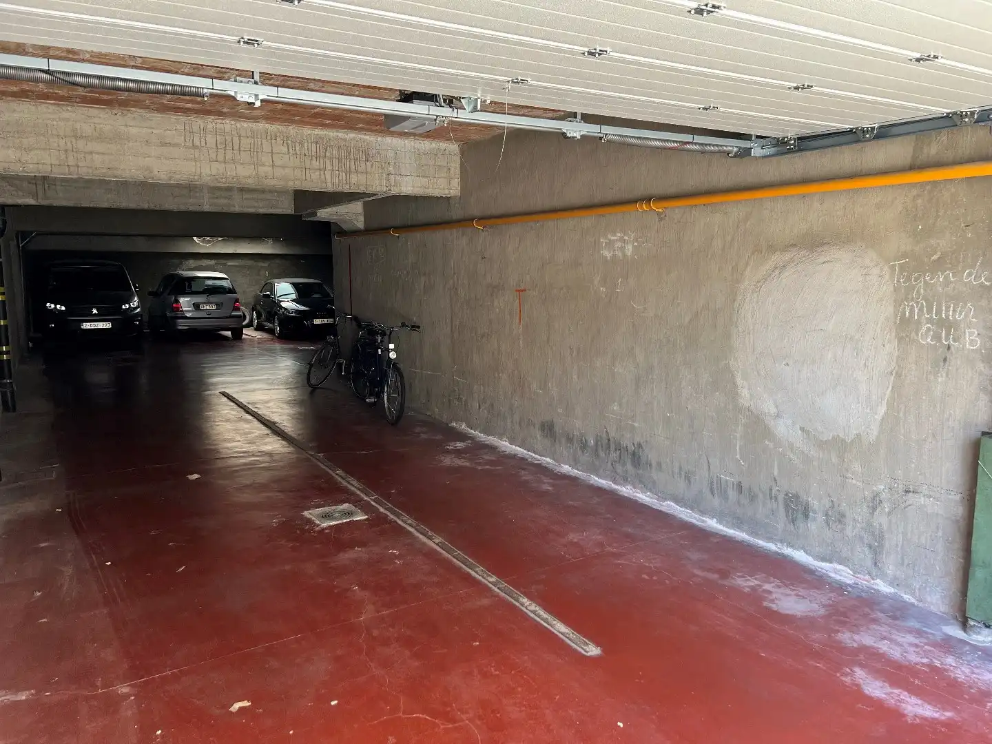 Gelijkvloerse parking voor kleinere wagen  gelegen vlak aan het Driehoeksplein foto 3