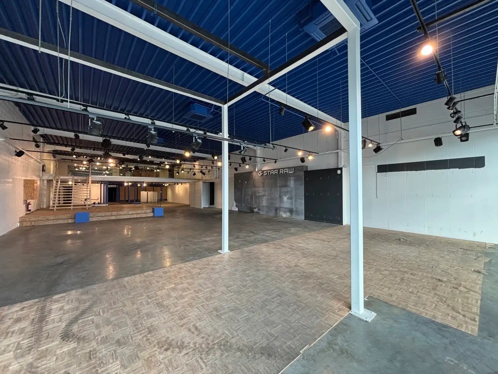 Commerciële ruimte van +- 700 m² te huur in Kuurne foto 2