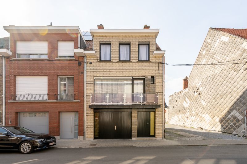 Hoofdfoto van de publicatie: Bel-etagewoning met potentieel in hartje Izegem.