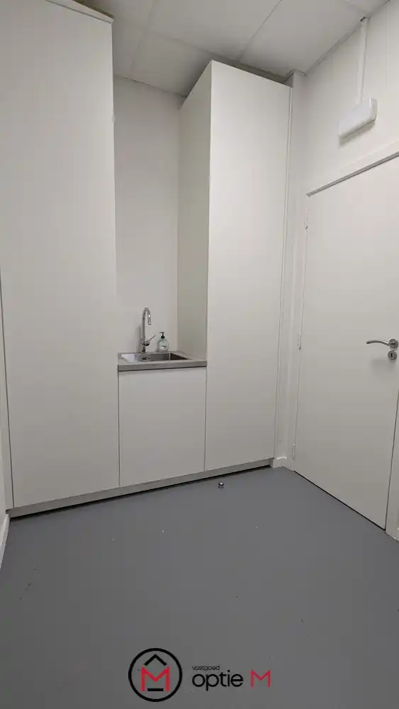 Instapklaar kantoor te koop in Genk – centrale ligging met parkeergelegenheid foto 6