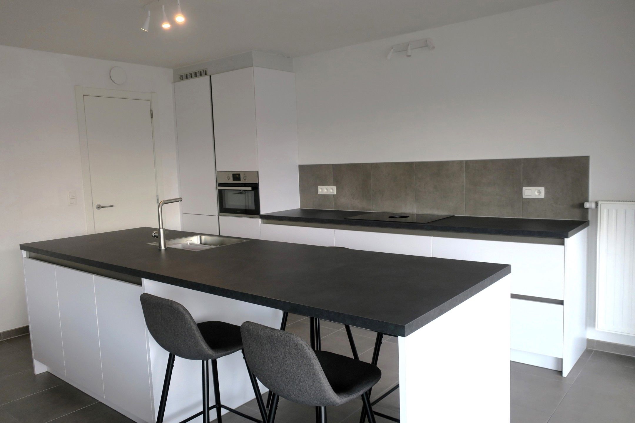 Nieuwbouwappartement met 1 slaapkamer, terras en garage foto 6