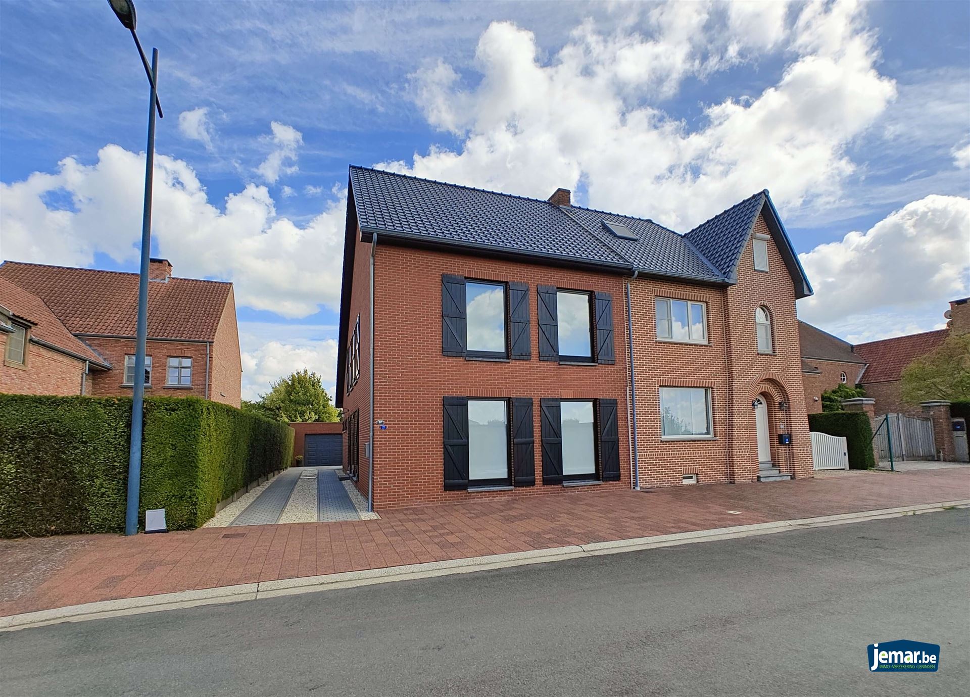 Hoofdfoto van de publicatie: Half- open woning met 4 slaapkamers en apart garage