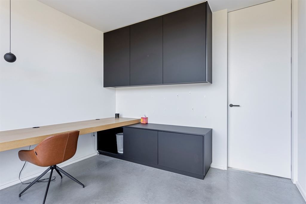 Hypermoderne villa op een echte toplocatie foto 16