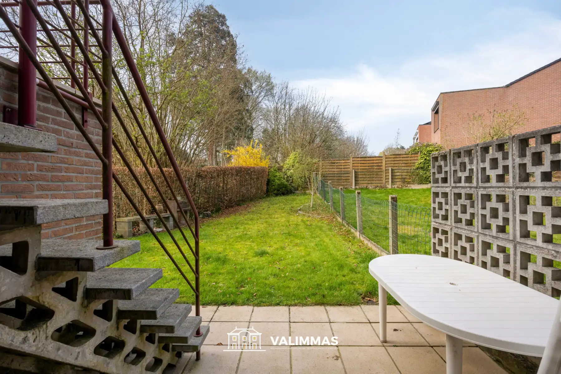 Welgelegen en verzorgde driegevelwoning met garage en tuin foto 10