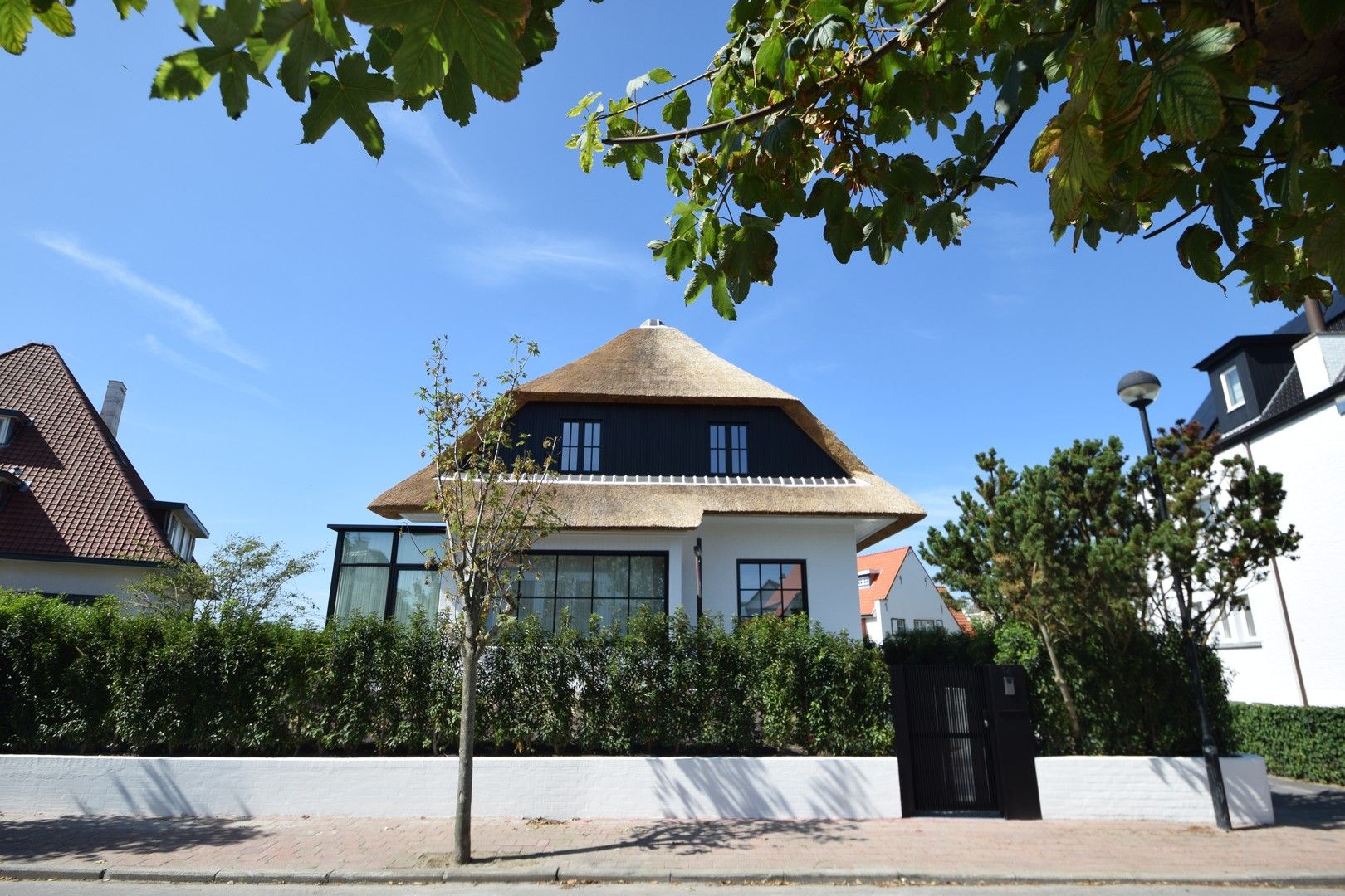 Volledig gerenoveerde villa gelegen op een rustige ligging, nabij het strand en het Zegemeer. foto 13