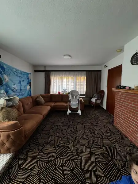 Halfopen gezinswoning met 3 slaapkamers en een grote tuin. foto 17