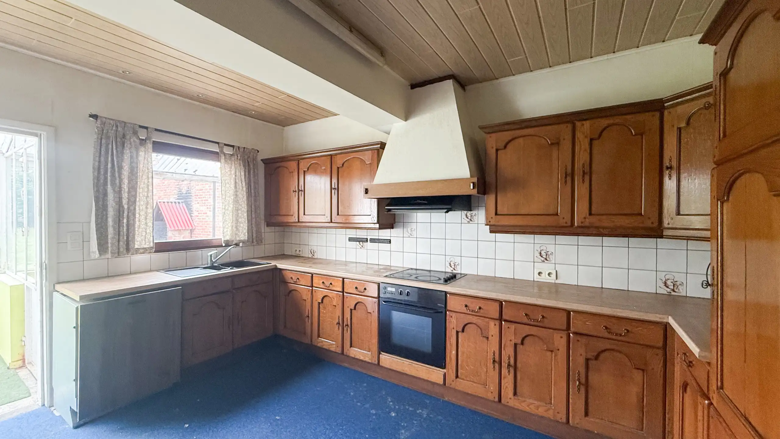 Renovatiepand met ruime living en mooi perceel van 6+ are! foto 8
