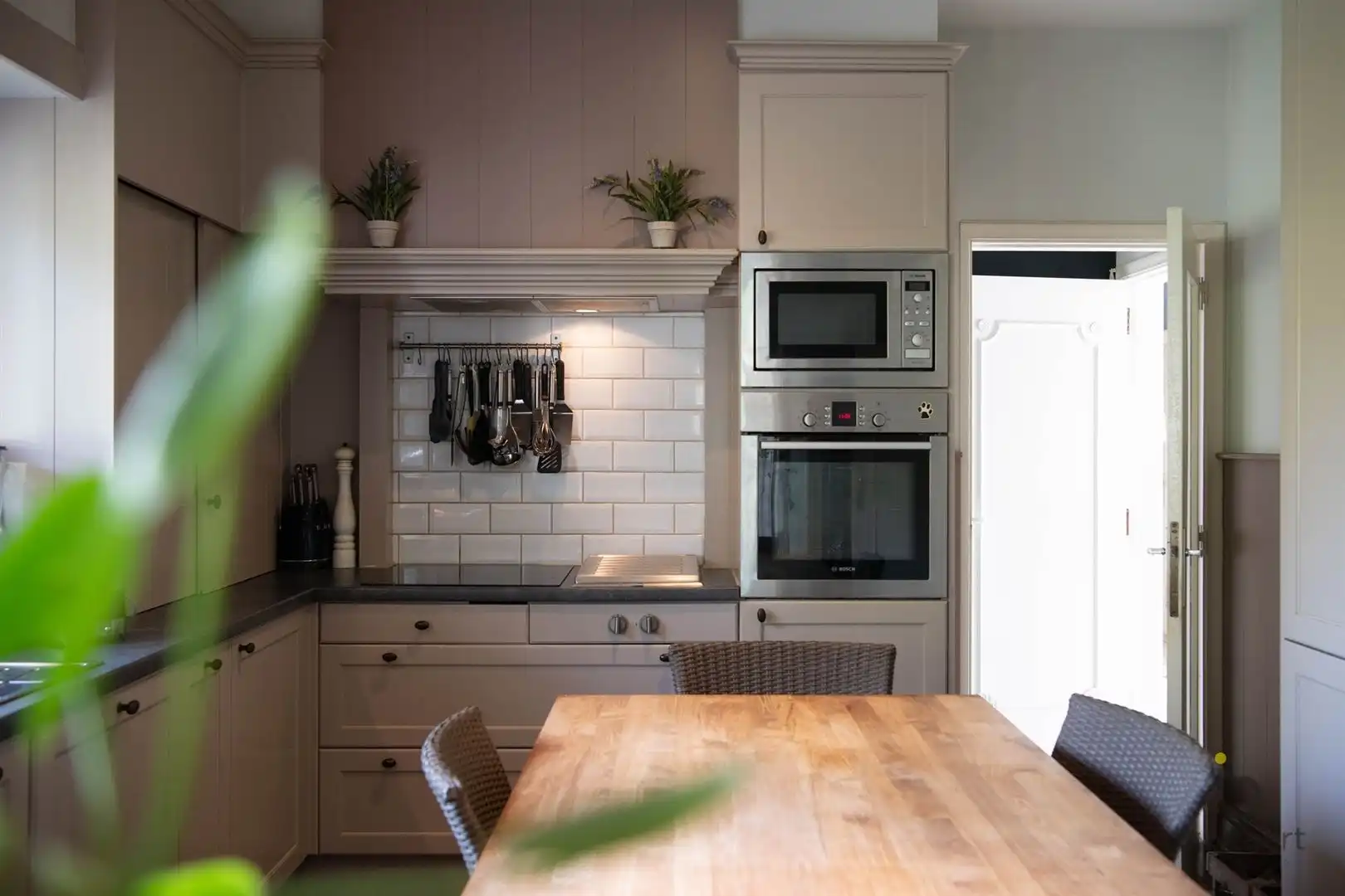 LICHTRIJK WONEN OP DE GRENS VAN SCHILDE EN ZOERSEL: OP TE FRISSEN SPLIT-LEVEL WONING MET TUIN EN ZWEMBAD. foto 12