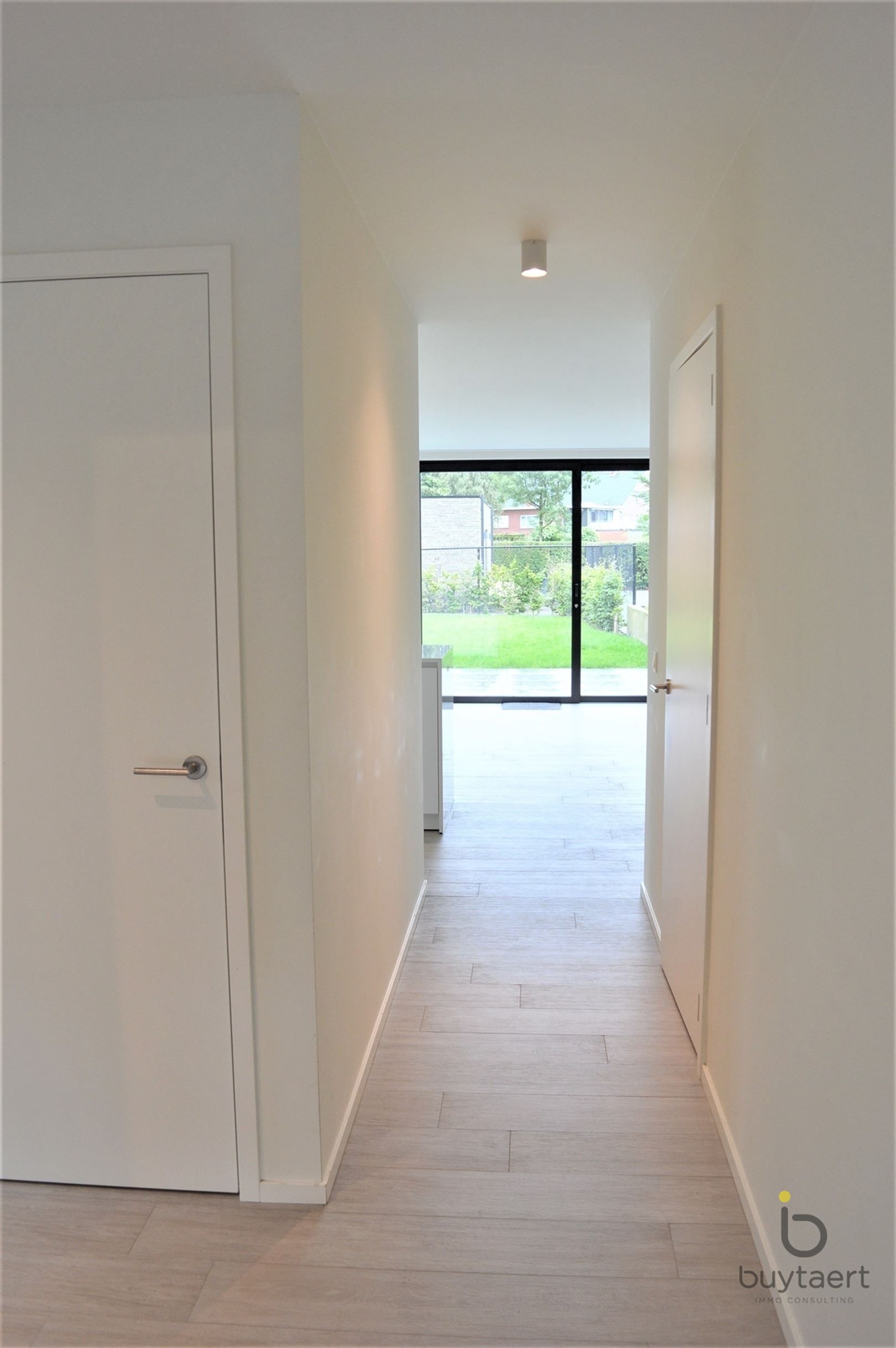 Gelijkvloers appartement met twee slpks en tuin! foto 12