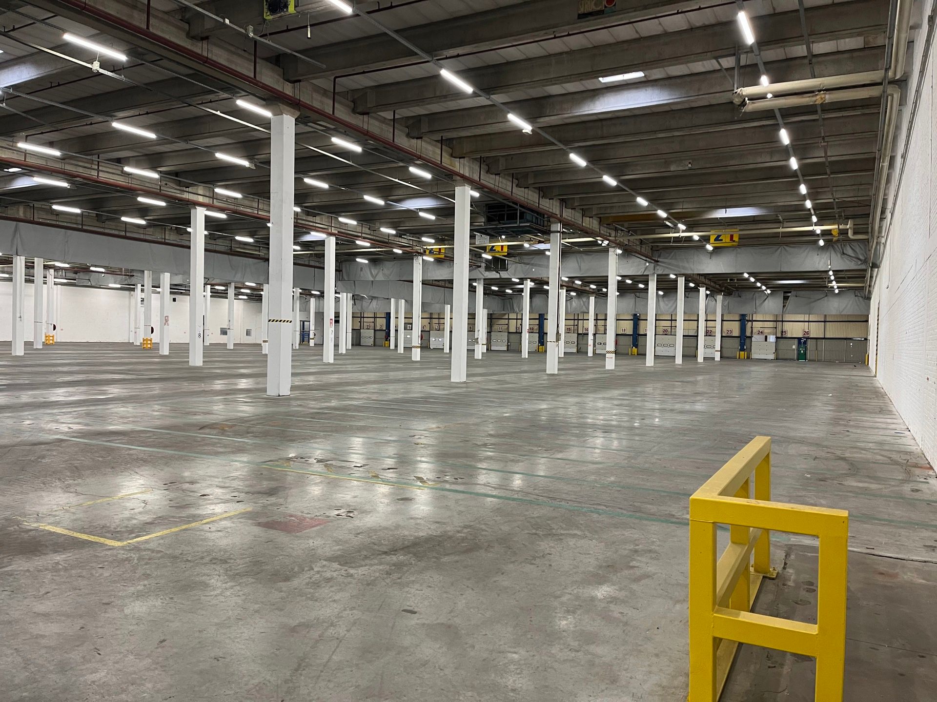 Magazijn 3.774m²  met minimum 4 laadkades en ruime parking te huur foto 7