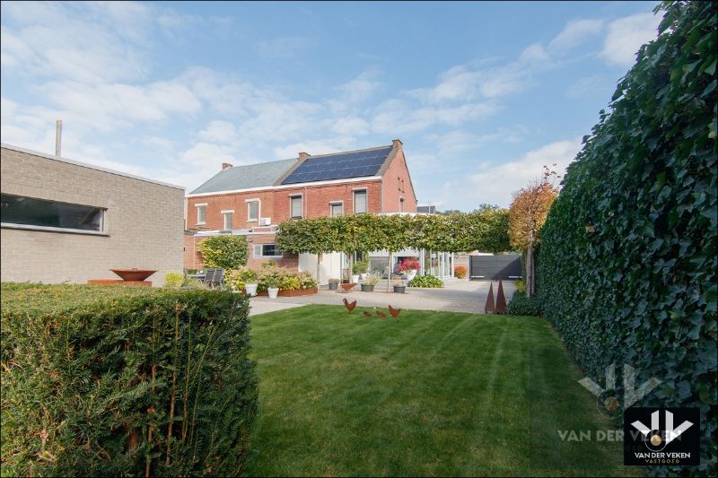 Luxueus afgewerkte en energiezuinige ruime woning met vier slaapkamers en guesthouse met tal van mogelijkheden op centrale (maar toch bosrijke!) locatie te As foto 2