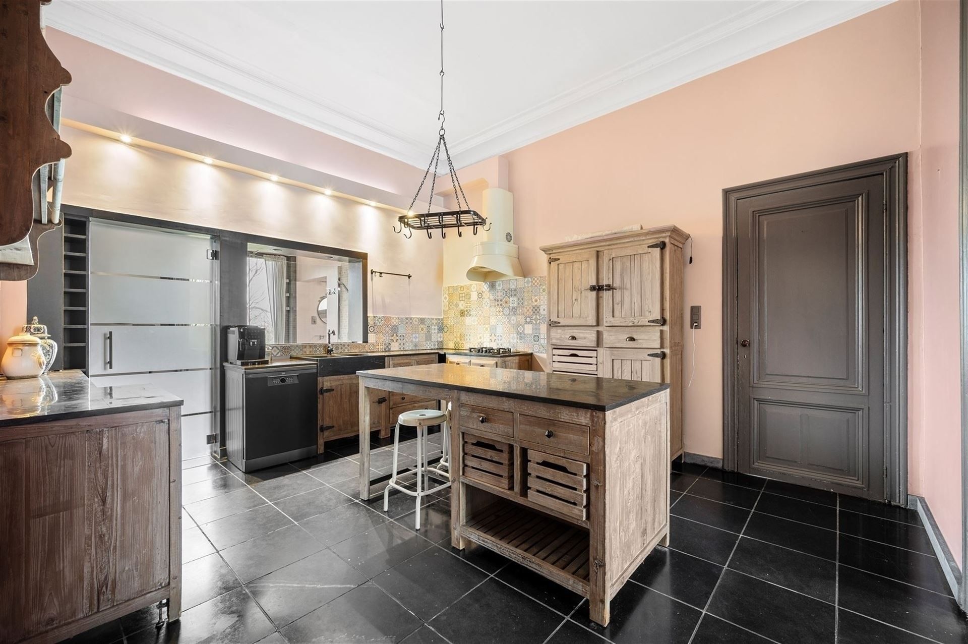 Karakterwoning met 5 slpks, autostaanplaats en grote tuin! foto 3