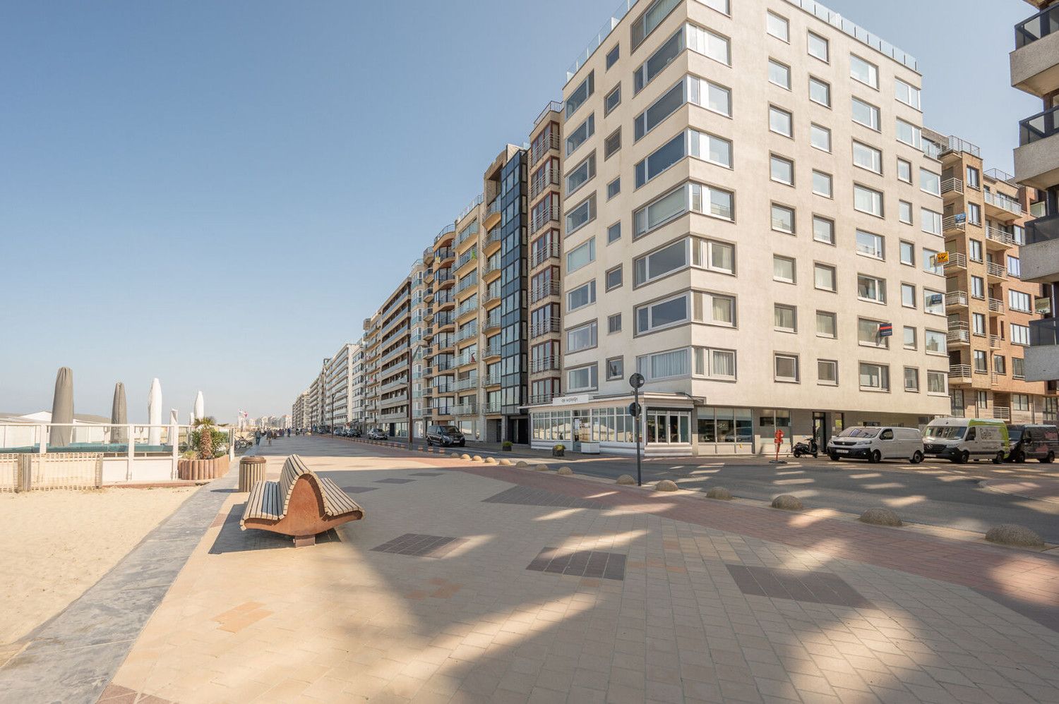 Instapklaar 2-slaapkamerappartement met zijdelings zeezicht te Heist foto {{pictureIndex}}