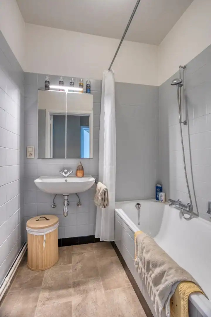 Opbrengsteigendom met 3 appartementen, garages en tuin foto 26