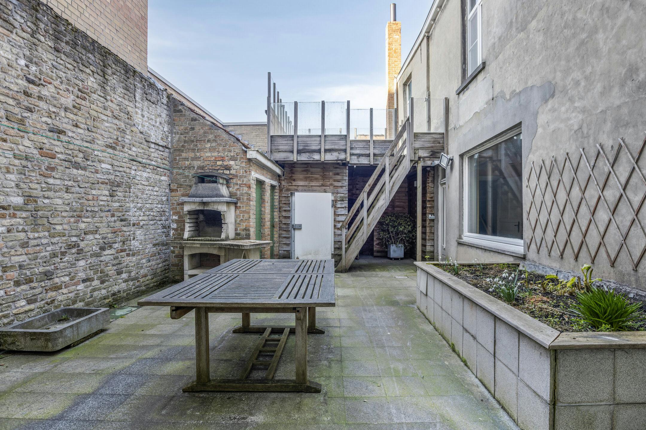 Handelspand met woning in centrum Veurne. foto 9