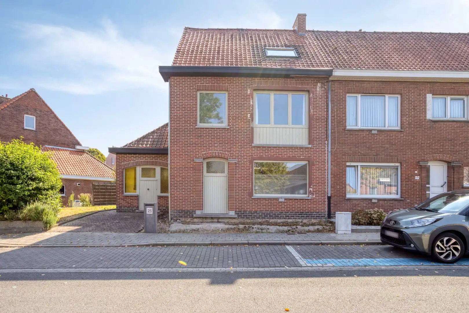 Te renoveren woning met 3 slaapkamers!  foto 2