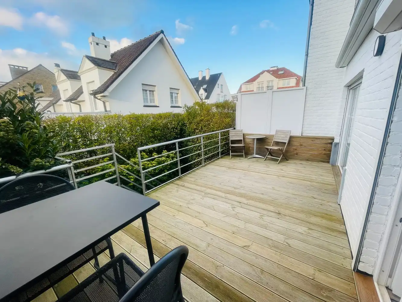 Zeebrugge à 50 mètres de la mer&nbsp; Maison très charmante entièrement rénovée avec 5 chambres à coucher, 3 salles de bains et 3 terrasses. Atout majeur : 2 places de parking et un grand garage. Comprend une allée pour 2 voitures en enfilade, un grand garage, un atelier,un local a vélos, un studio aménagé et un petit jardin orienté au sud. &nbsp;1er étage : superbe séjour, cuisine ouverte aménagée, donnant sur une terrasse. Style Long Island. &nbsp;2e étage : 3 belles chambres, 2 salles de bain. Sous les combles, une 4e chambre. &nbsp;Surface construite de 230 m². Superficie du terrain de 137 m².&nbsp; &nbsp; Magnifique !&nbsp; Parfaitement soigné et entretenu ! foto 38