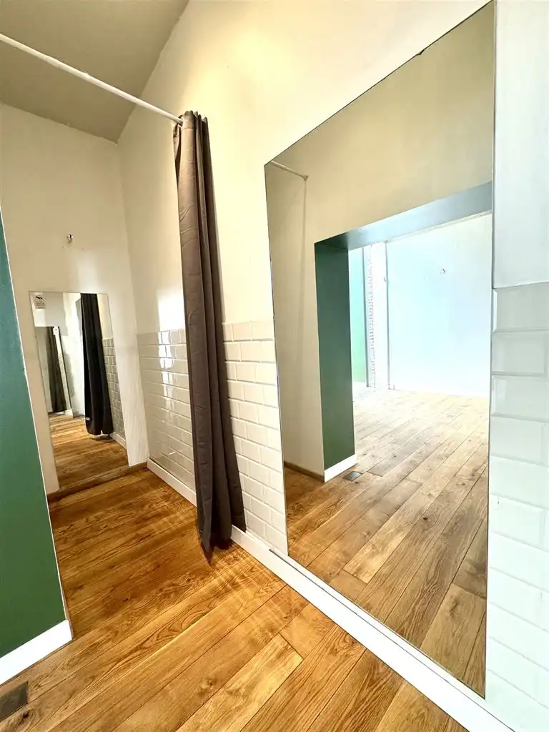 Karaktervolle handelsruimte met diverse mogelijkheden in hartje Maaseik  foto 6