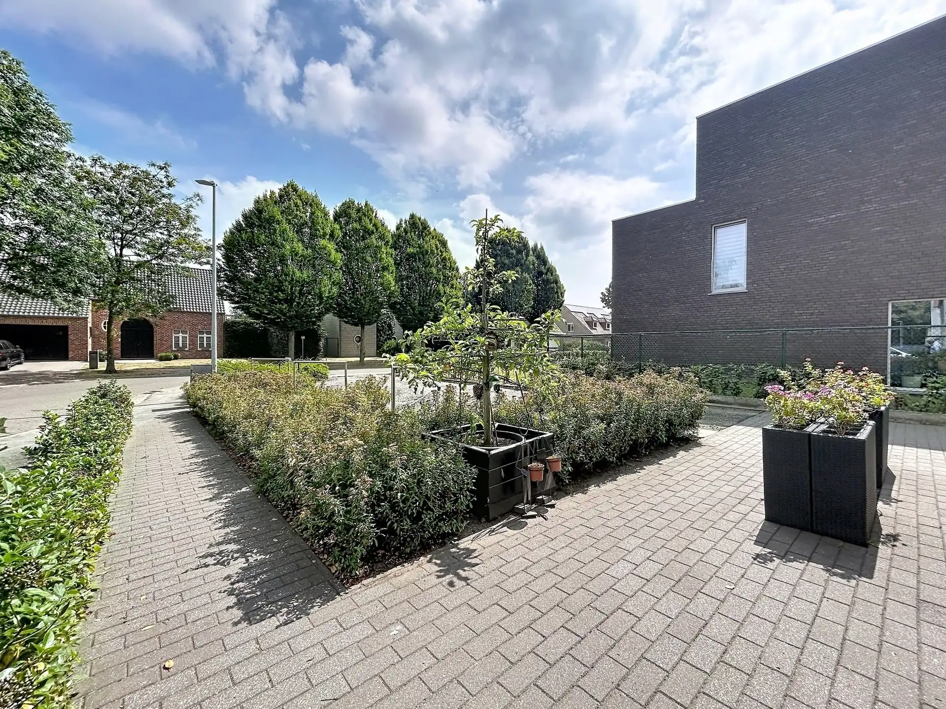 Moderne BEN gezinswoning met 4 slaapkamers, garage en poolhouse op perceel van 347m² foto 23