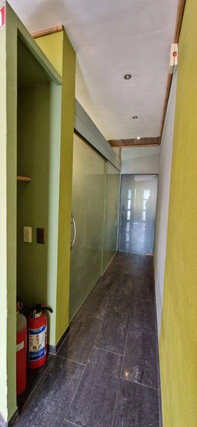 Ruime EENGEZINSWONING met grote leefruimten, 2 slaapkamers en mooi terras, woning met mogelijkheden, op 1 are 33 ca. foto 3