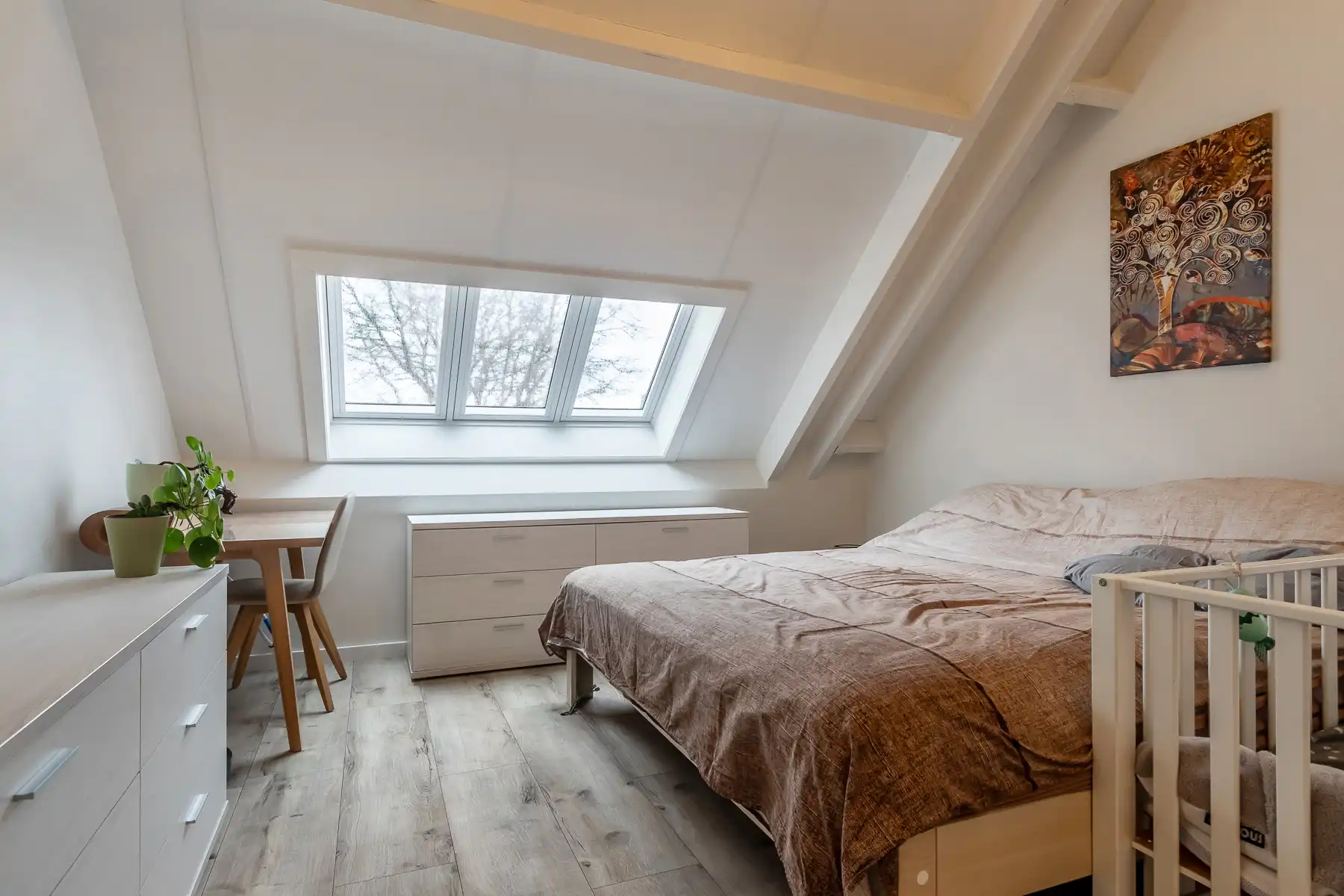 Ruime, gerenoveerde gezinswoning met 3 slaap- en 2 badkamers foto 21