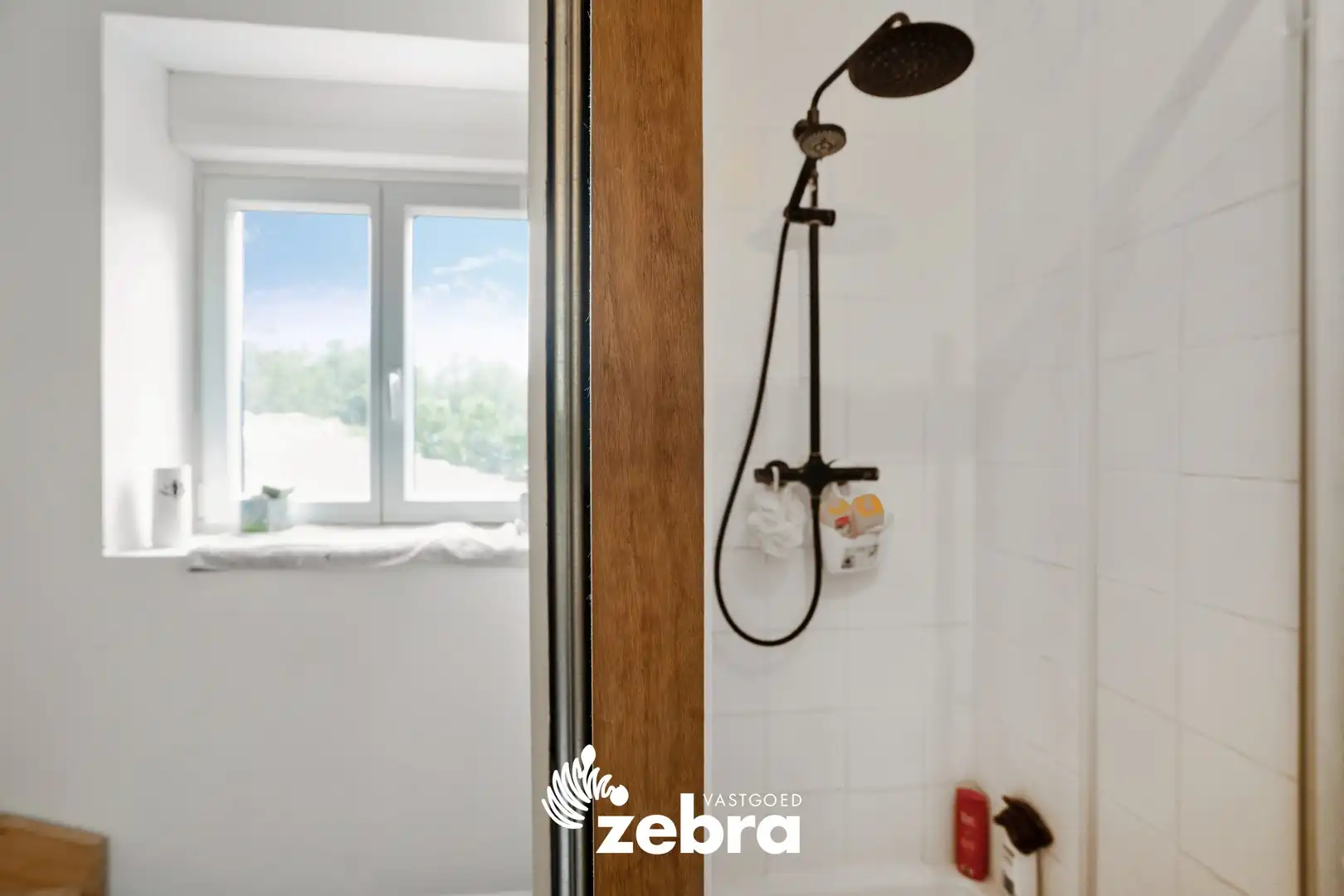 Gerenoveerde woning met 4 slaapkamers en garage te Roesbrugge! foto 11