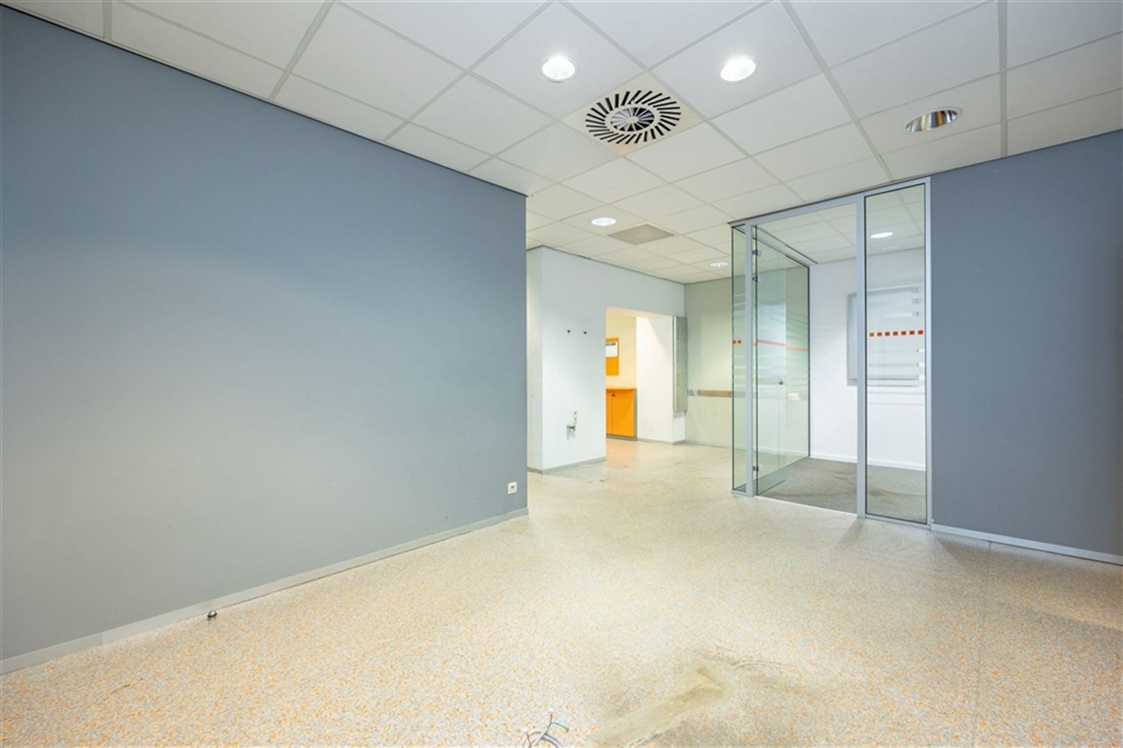 Voormalig bankkantoor te huur op de Diksmuidelaan foto 3