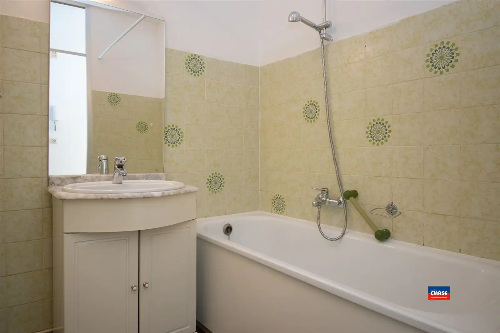 IN OPTIE !! Op te frissen appartement met 2 slaapkamers + zonnig terras foto 11