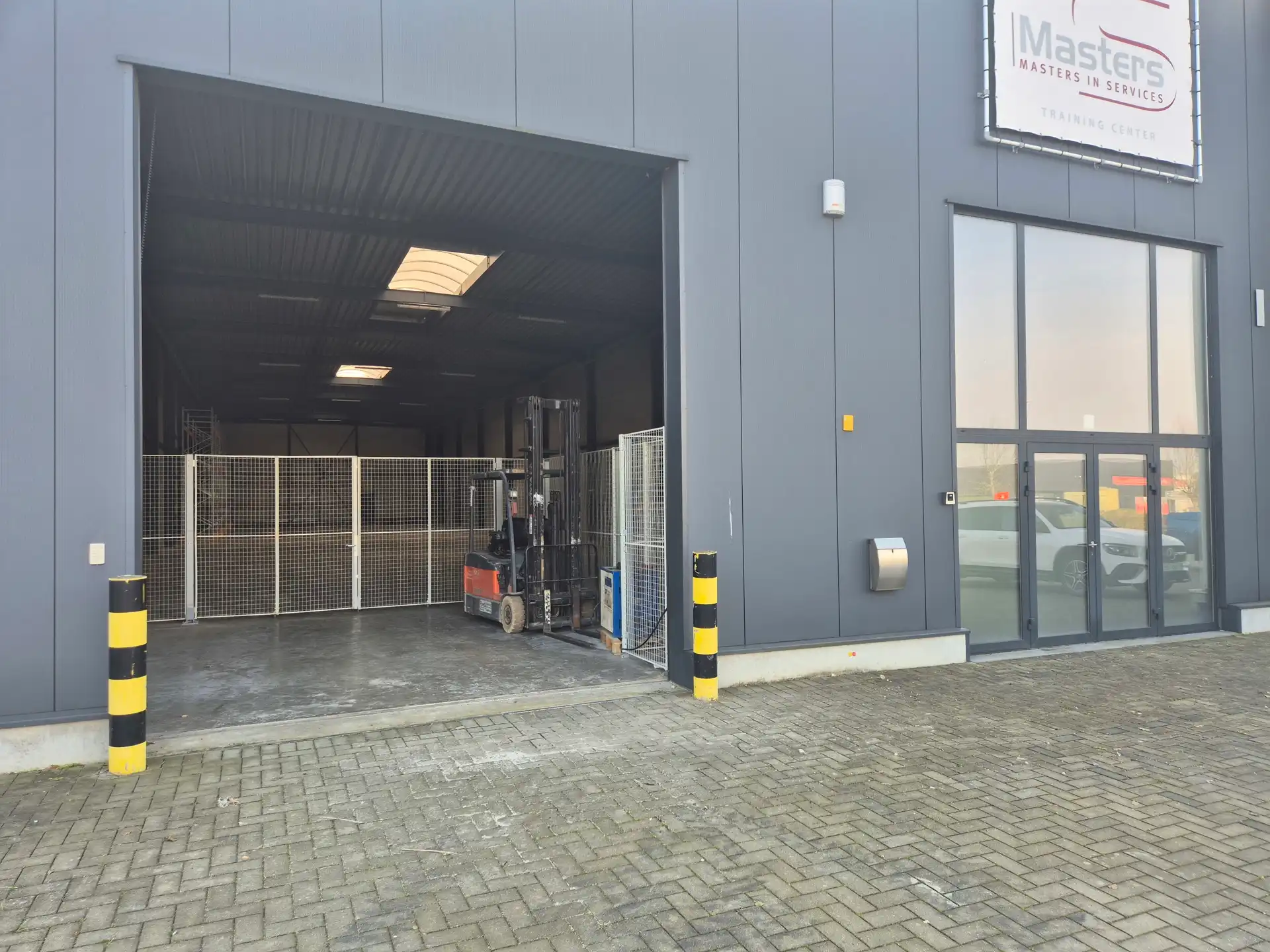 TE HUUR: bedrijfsgebouw van 916m² te Bilzen foto 6