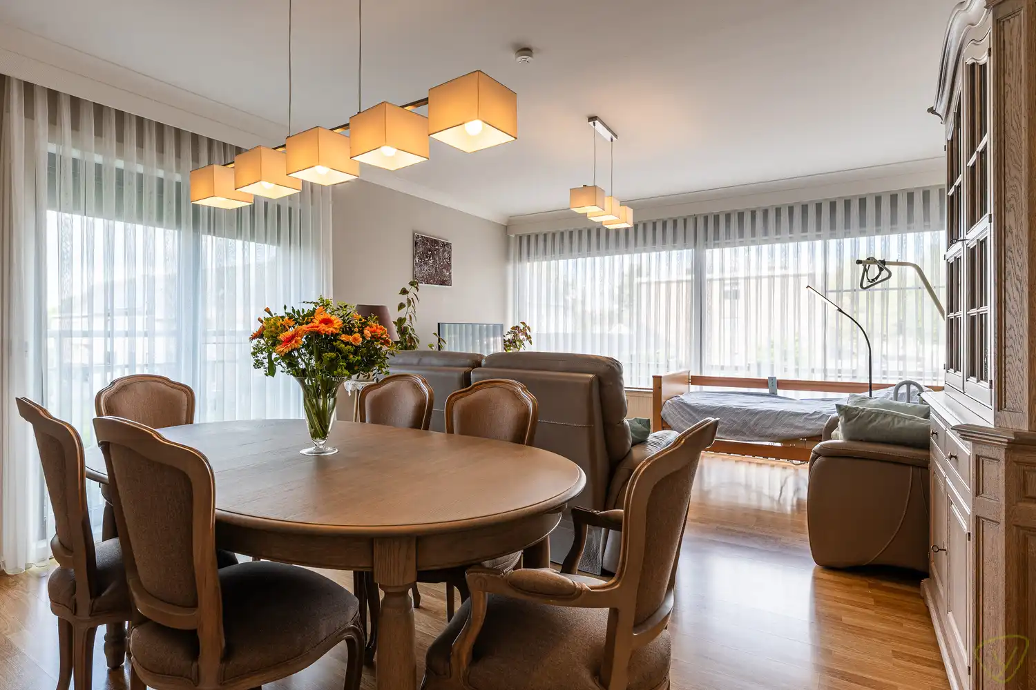 Prachtig en ruim hoekappartement in een rustige residentie nabij de Markt van Eeklo! foto 4