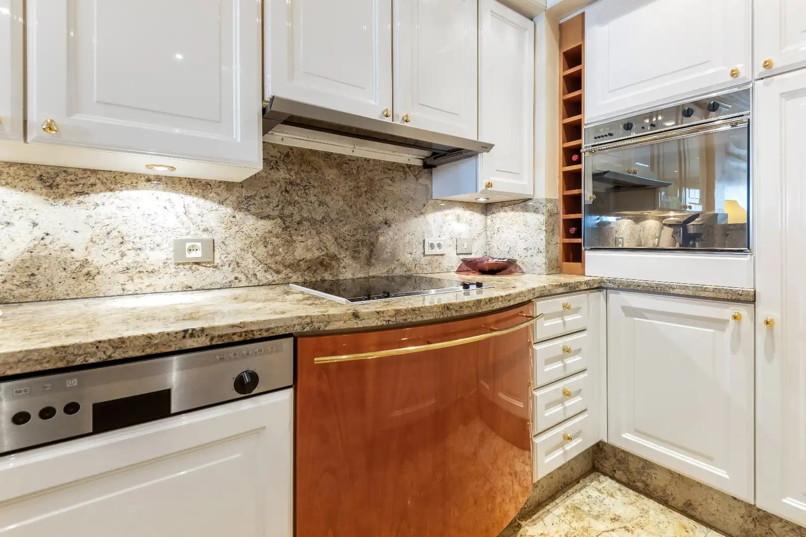 Luxueus ingericht appartement aan de zonnekant van de Dumortierlaan. Parking in het gebouw mgl. foto 10