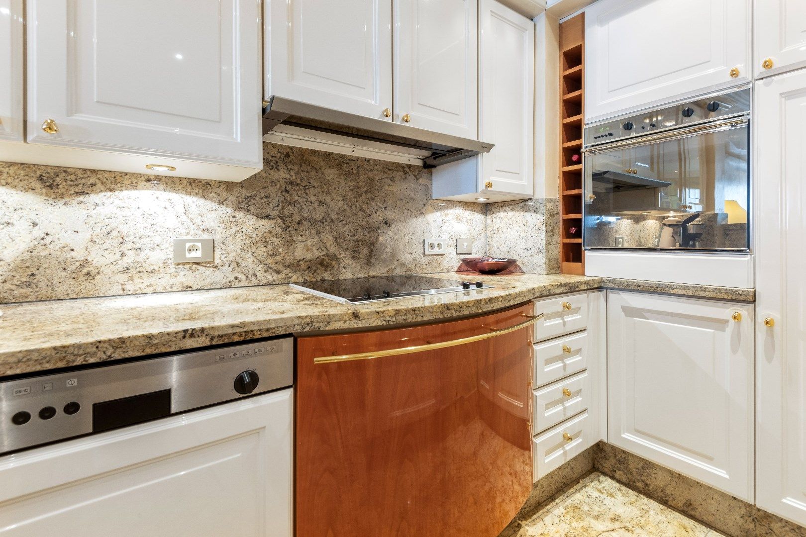 Luxueus ingericht appartement aan de zonnekant van de Dumortierlaan. Parking in het gebouw mgl. foto 10