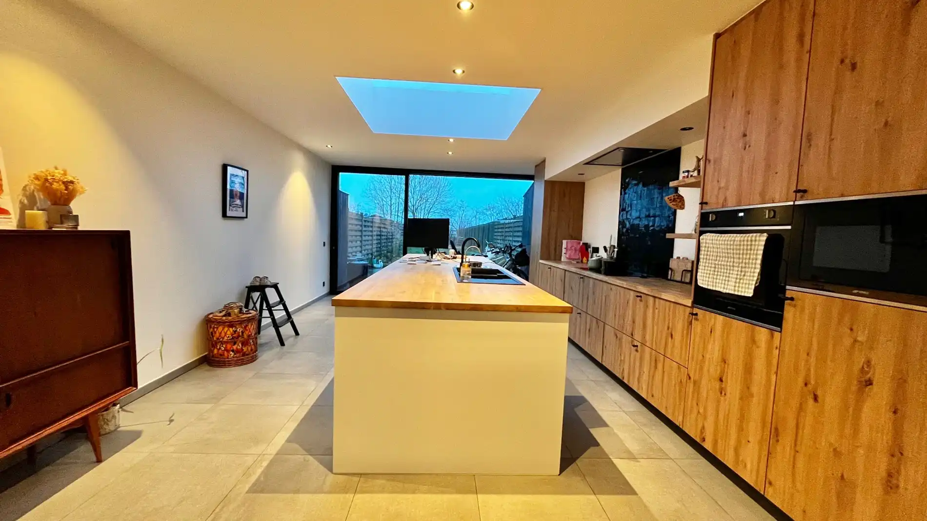 Welkom in deze ruime, vernieuwde BEN-woning met mogelijk 4 ruime slaapkamers, uitweg en zonnepanelen! foto 2