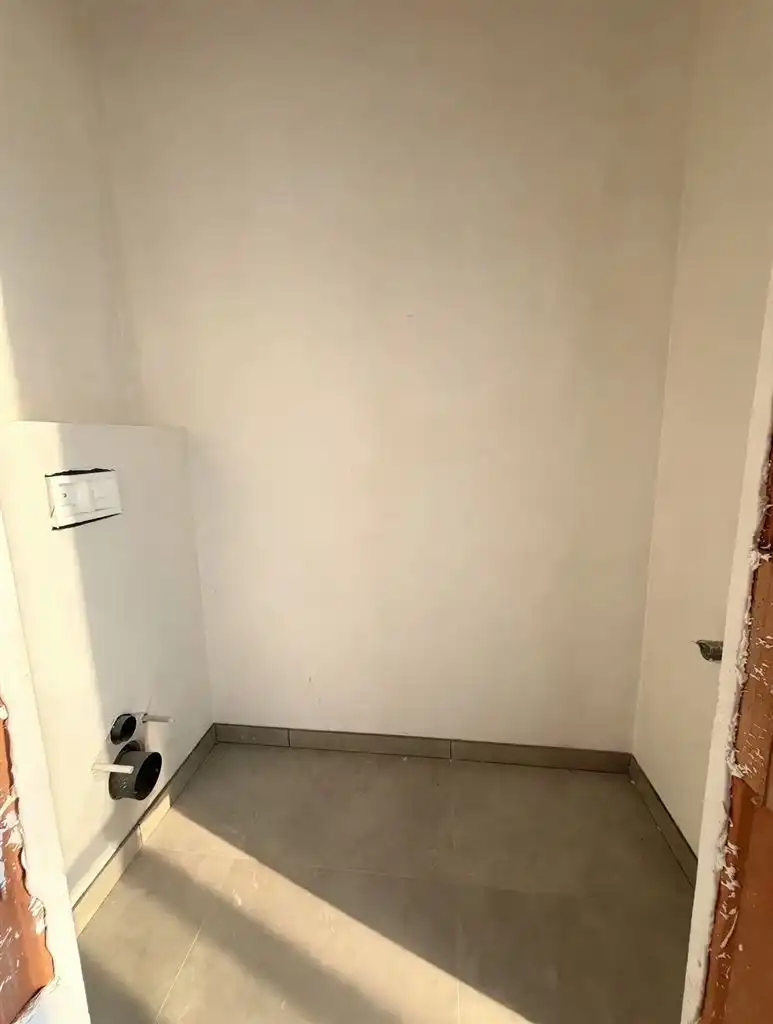 Zeer ruim 1 (+1)-slaapkamerappartement op de eerste verdieping met zuidgericht terras van ca. 43 m², balkon en ondergrondse parkeerplaats, in hartje Maaseik. foto 10