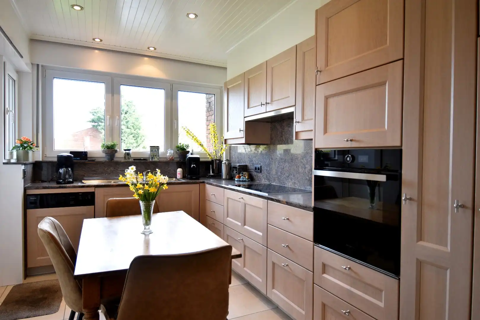 Karaktervolle woning met 3 slaapkamers, garage én tuin op een rustige locatie te koop in Marke foto 6