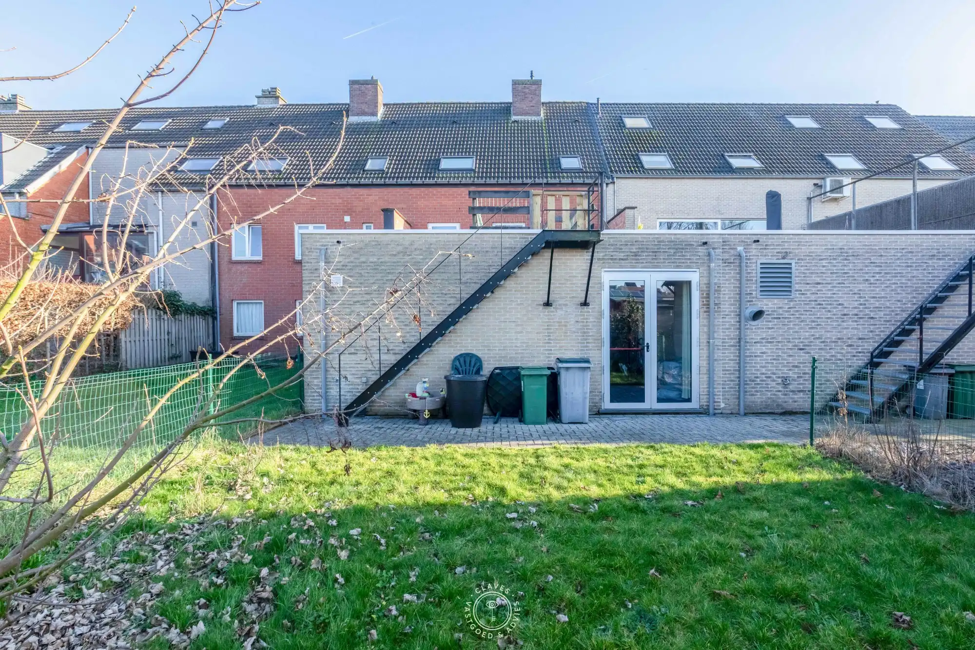 Beneden appartement met één slaapkamer en boven een duplex met drie slaapkamers — twee woonunits op één adres foto 19