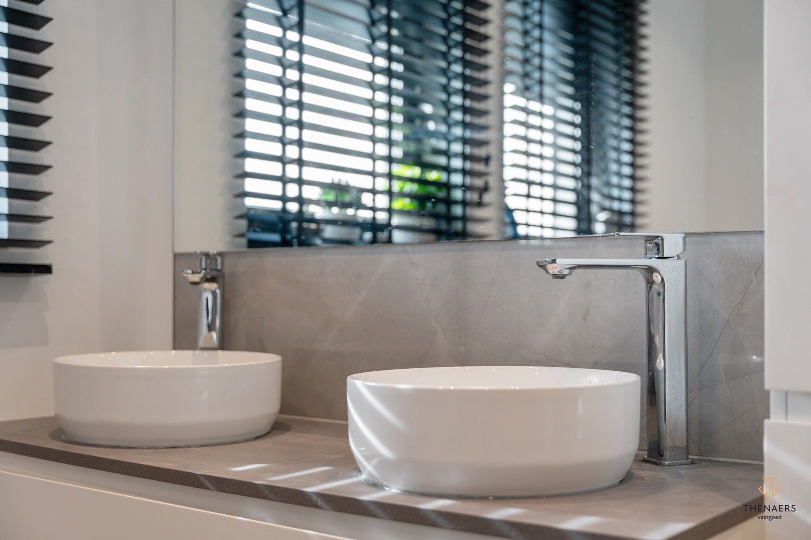 INSTAPKLARE WONING MET 3 SLAAPKAMERS, TUIN EN CARPORT. foto 23