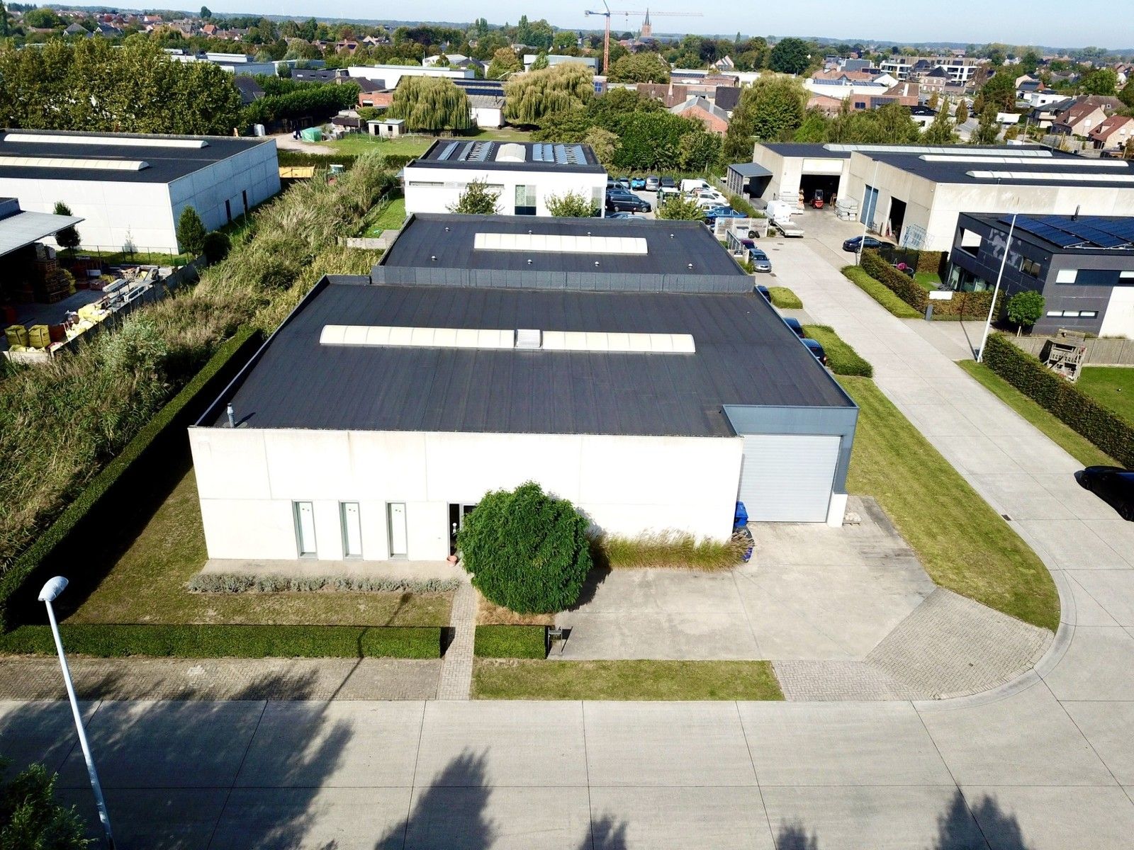 Recent en verwarmd MAGAZIJN (550m²) met geïntegreerde KANTOORRUIMTE en sanitaire voorzieningen. Private parkeergelegenheid op het terrein. foto 14