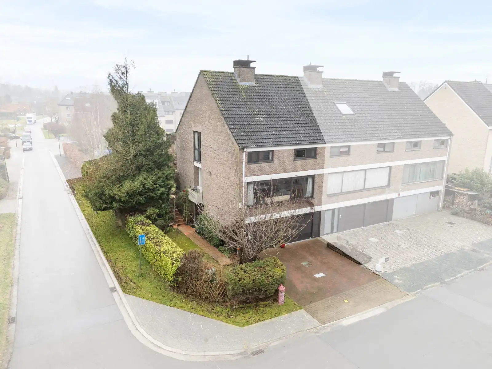 Gezinswoning met 3 slaapkamers, 2 garages en tuin te Meise  foto {{pictureIndex}}